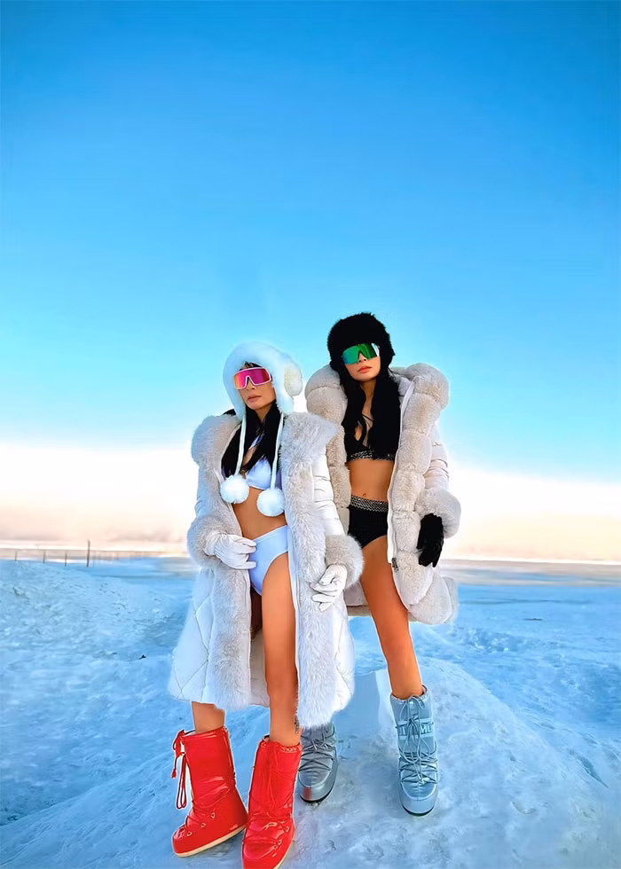 Mới đây trên trang facebook cá nhân, Thúy Hạnh đăng tải bộ ảnh kèm chia sẻ: "Trong cái lạnh -17oC, hai đứa vẫn quyết định lao ra ngoài mặt hồ đang đóng băng và tuyết để đón bình minh trên đảo Olkhon - Hồ Baikal bằng bộ hình kỷ niệm tháng sinh trong một chuyến đi đặc biệt đáng nhớ...". (Ảnh: FB Thúy Hạnh)