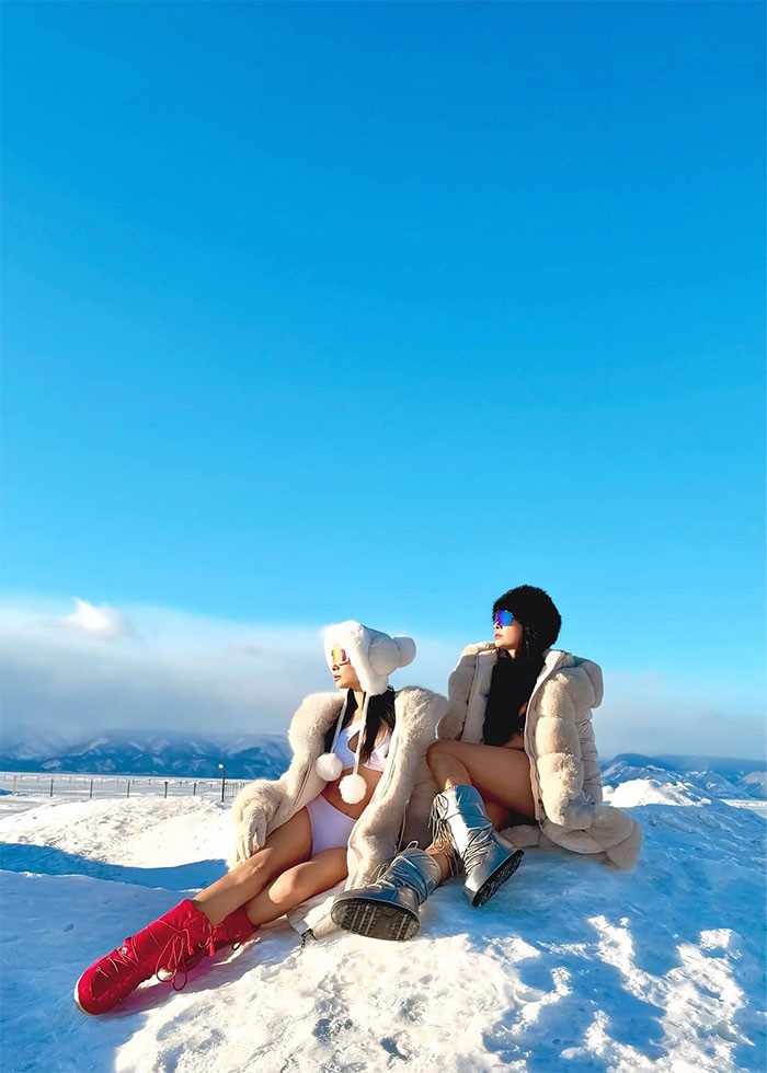 Hai người đẹp sinh năm 1977 đã chụp rất nhiều ảnh đẹp trên hồ Baikal. (Ảnh: FB Thúy Hạnh)