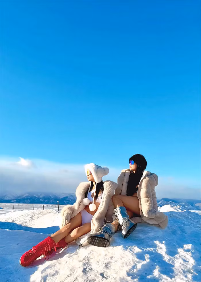 Hai người đẹp sinh năm 1977 đã chụp rất nhiều ảnh đẹp trên hồ Baikal. (Ảnh: FB Thúy Hạnh)