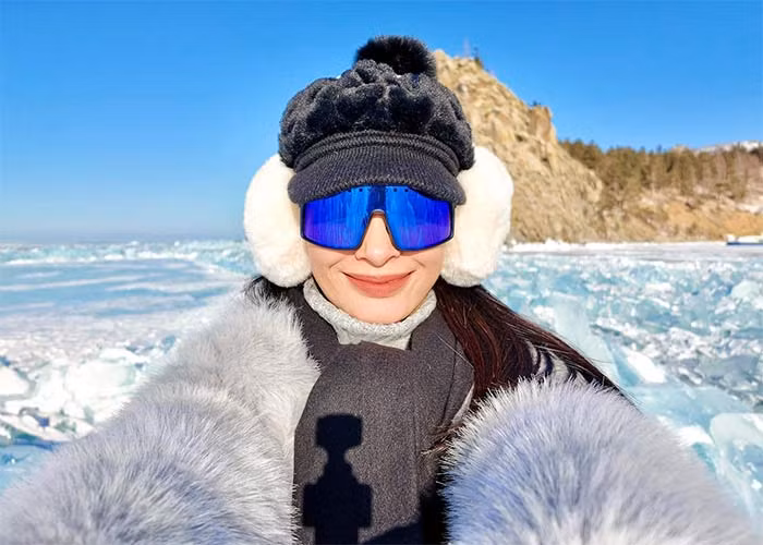 "Nhìn nắng vậy thôi chứ đang -18oC, miệng cười mà người vẫn run lẩy bẩy...", Thúy Hạnh viết. (Ảnh: FB Thúy Hạnh)