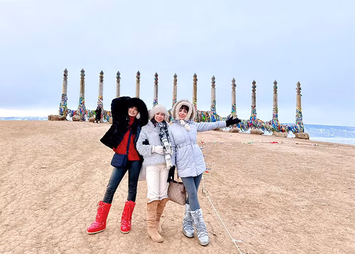 Chuyến đi này cả hai còn rủ cả mẹ ruột đi cùng. (Ảnh: FB Thúy Hằng)