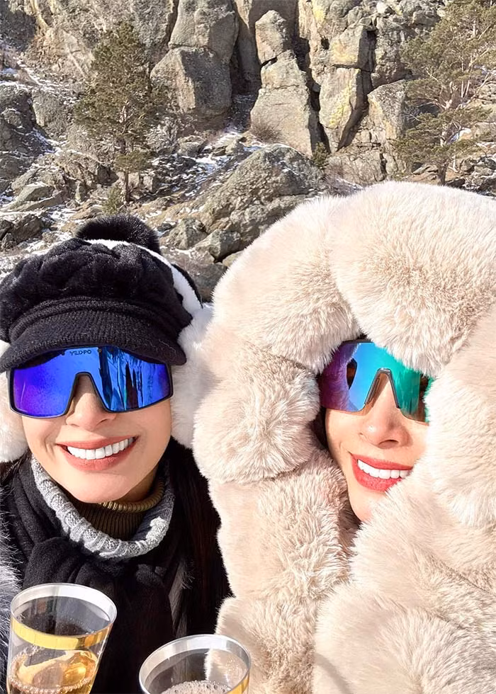 Cả hai còn có trải nghiệm tuyệt vời trên hồ Baikal khi tự khoan băng tuyết đổ rượu vào uống. (Ảnh: FB Thúy Hằng)