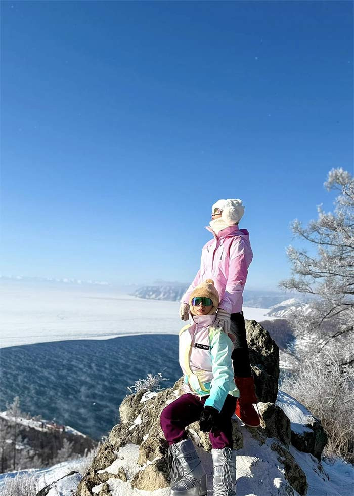 Hai chị em Thúy Hằng - Thúy Hạnh tạo dáng giữa trời tuyết. (Ảnh: FB Thúy Hằng)