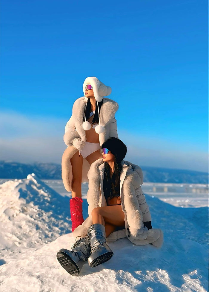 "Snow bikini - Đón bình minh trên mặt hồ Baikal tại đảo Olkhon - viên ngọc quý của hồ Baikal - Siberia - Nga. Nếu hỏi có lạnh không? Thì nó gọi là tê mất cảm giác... Và để đủ can đảm lao ra mặt hồ với nhiệt độ -17 là nốc nửa chai Vodkaaaaa", Thúy Hằng viết trên trang cá nhân. (Ảnh: FB Thúy Hạnh)