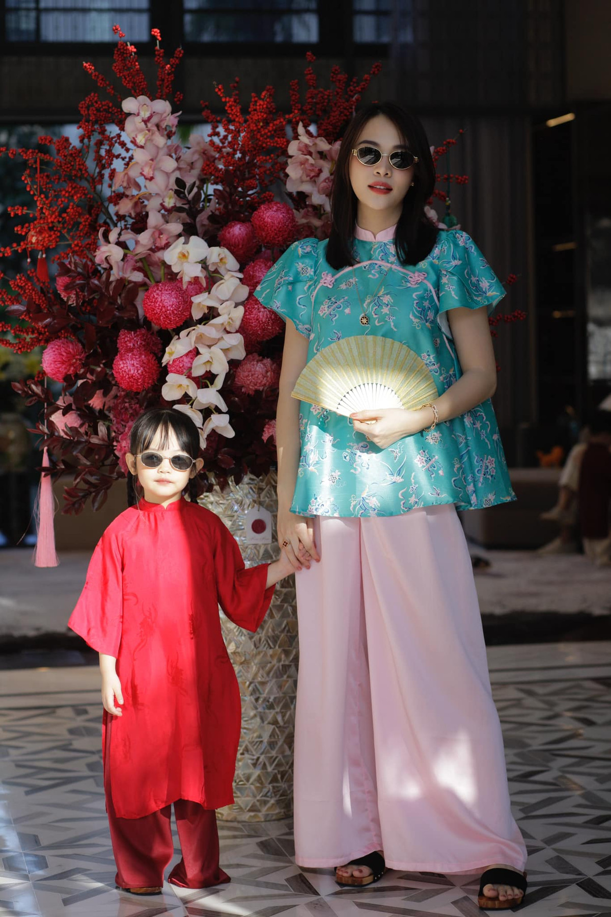 Đàm Thu Trang và con gái Suchin đồng điệu khi diện trang phục truyền thống. Ảnh: FB Đàm Thu Trang