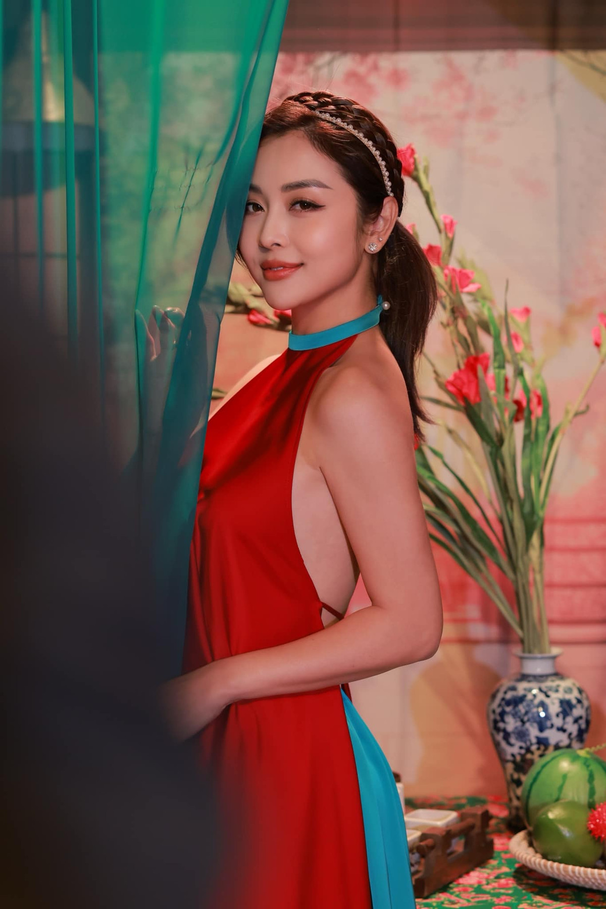 Hoa hậu Jennifer Phạm khoe vẻ gợi cảm với áo yếm lả lơi lưng trần. Ảnh: FB Jennifer Pham