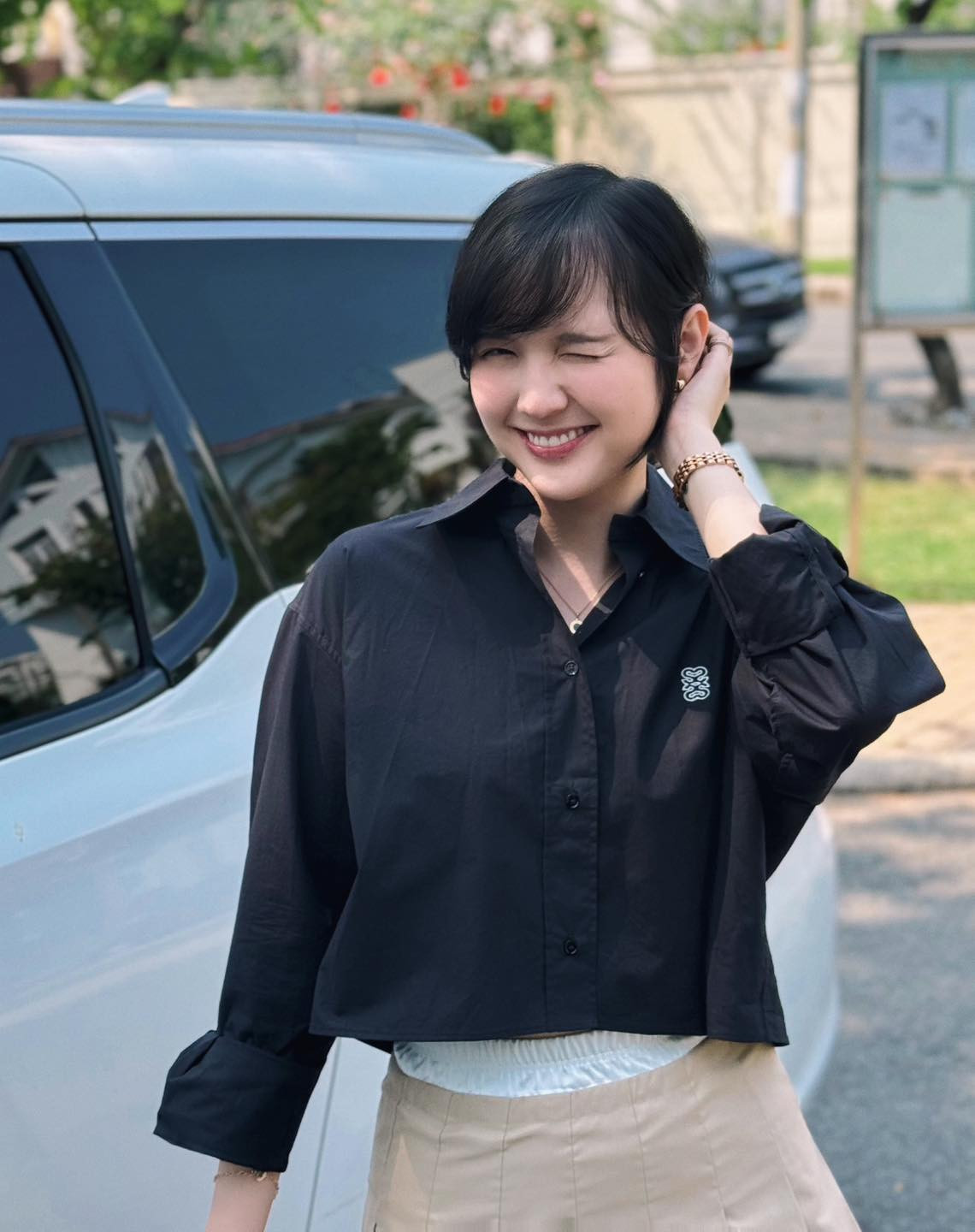 Hải Tú mặc chân váy xếp ly và sơ mi croptop đơn giản nhưng vẫn cực xinh. Ảnh: FB Hải Tú