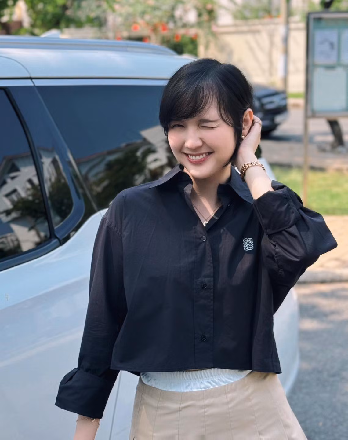 Hải Tú mặc chân váy xếp ly và sơ mi croptop đơn giản nhưng vẫn cực xinh. Ảnh: FB Hải Tú