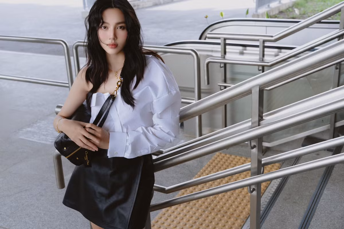 Hoa hậu Thùy Tiên trải nghiệm tuyến metro Bến Thành - Suối Tiên với trang phục hàng hiệu phong cách nữ sinh. Ảnh: FB Nguyễn Thúc Thùy Tiên