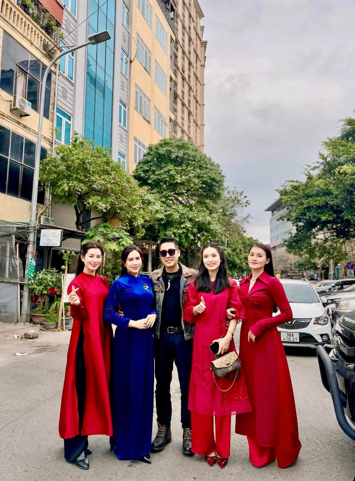 Diễn viên Hồ Phong khai xuân cùng anh em đồng nghiệp. Ảnh: FB Hồ Phong