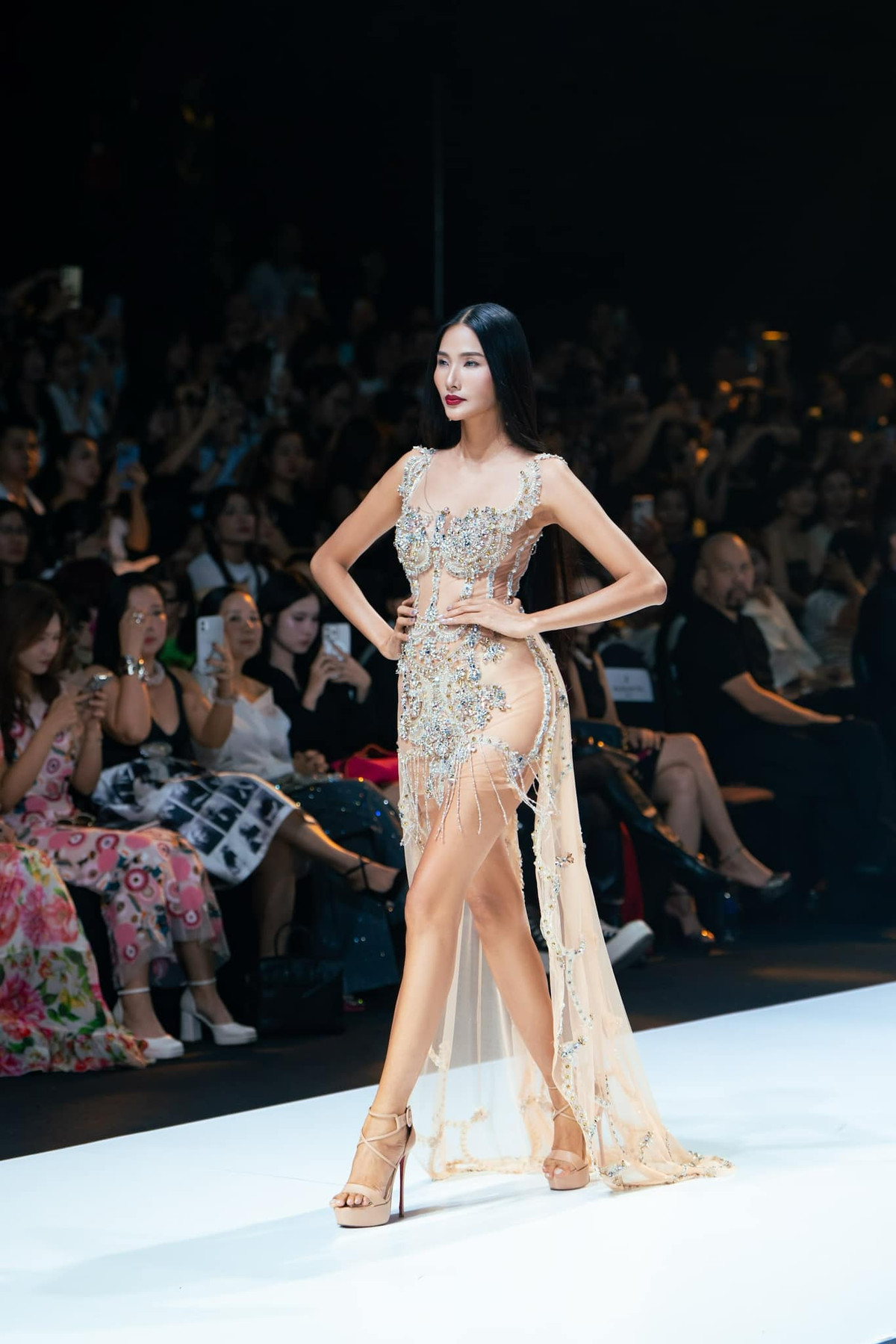 Cũng như các mỹ nhân khác khi sở hữu đôi chân thon dài, thẳng tắp, Á hậu Hoàng Thuỳ rất ưa chuộng những trang phục ngắn, xẻ tà cao để khoe khéo đôi chân. Ảnh: FB Hoang Thuy