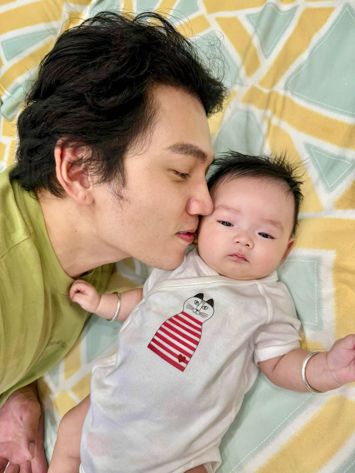 Lý Bình lên sóng cùng con trai thứ 2. Ảnh: FB Lý Bình