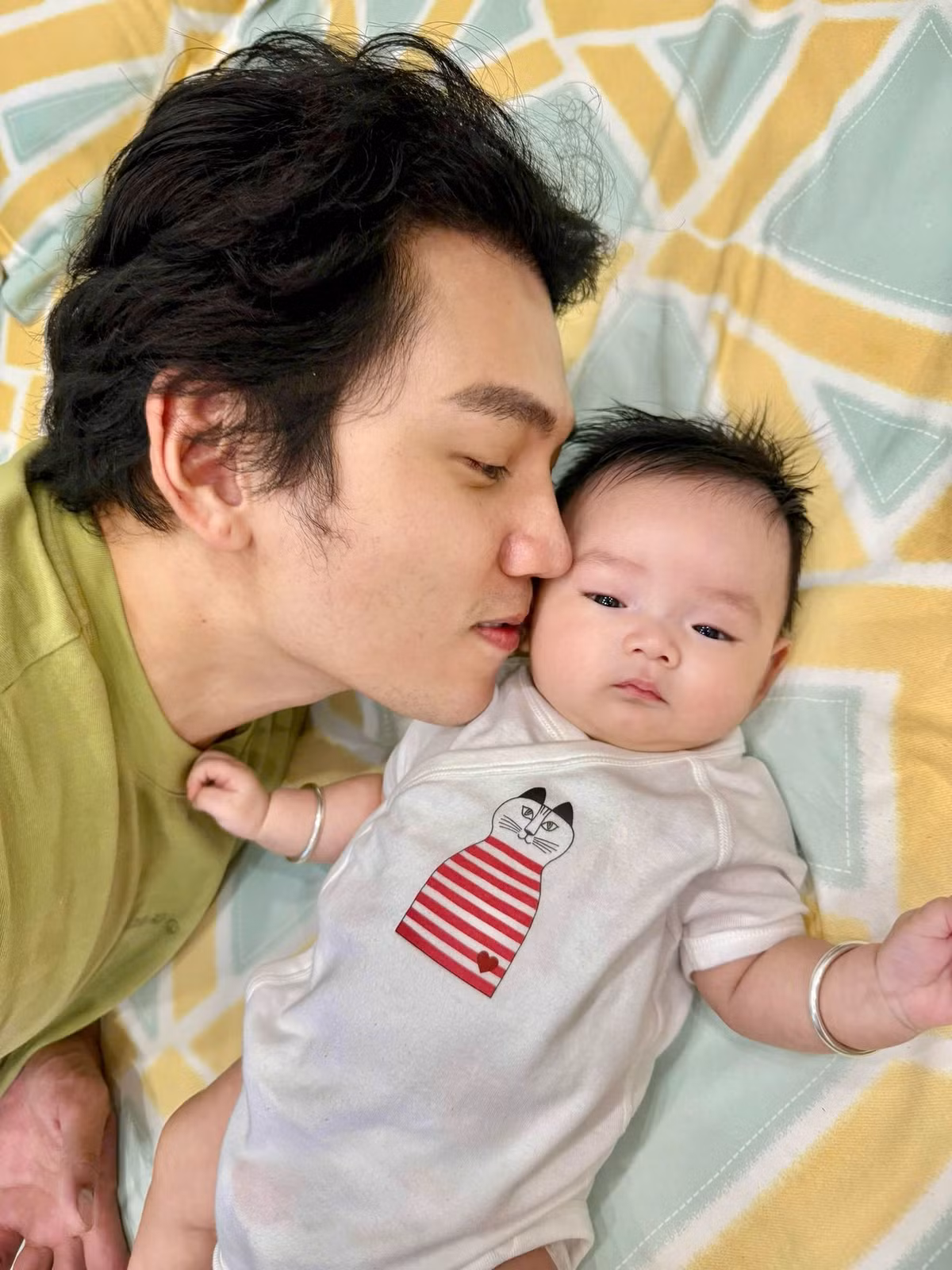 Lý Bình lên sóng cùng con trai thứ 2. Ảnh: FB Lý Bình