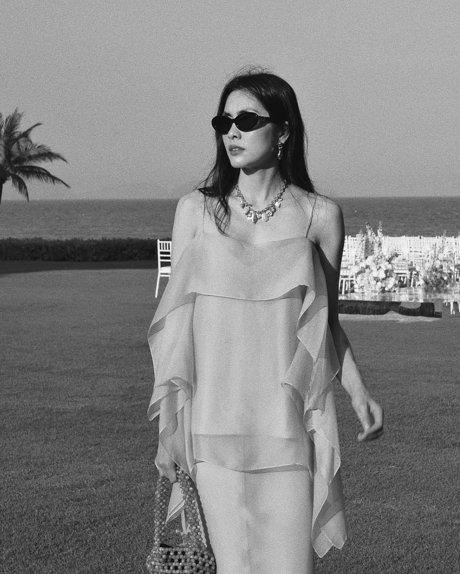 Tăng Thanh Hà đăng loạt ảnh mới với váy hai dây, khoe bờ vai trần gợi cảm và vóc dáng thon gọn. Ảnh: IG hatangthanh