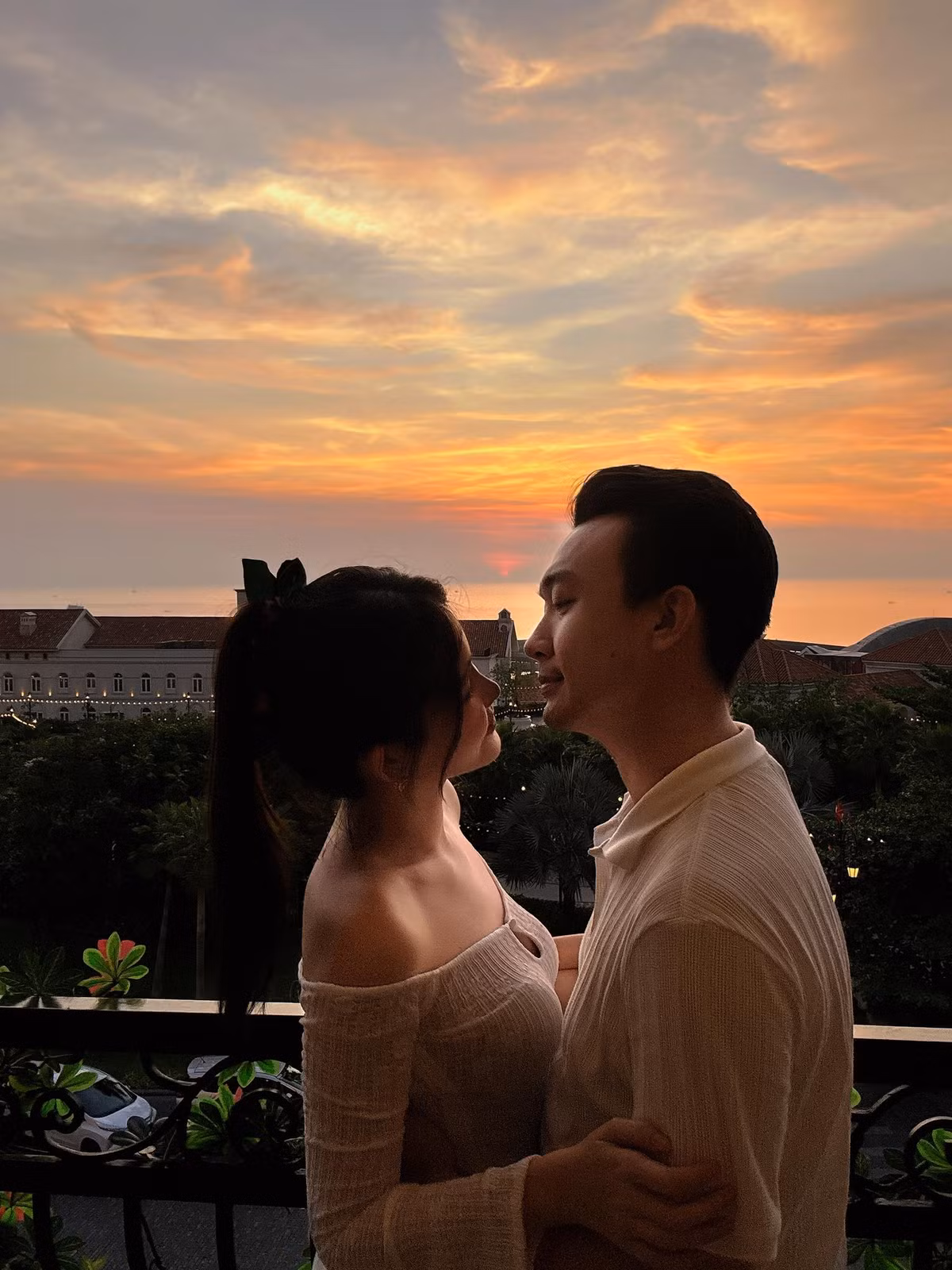 Hoa hậu Ngân Anh và ông xã "trốn" con trai, tận hưởng phút giây say đắm dưới ánh hoàng hôn ở Phú Quốc. Ảnh: FB Phan Tô Ny