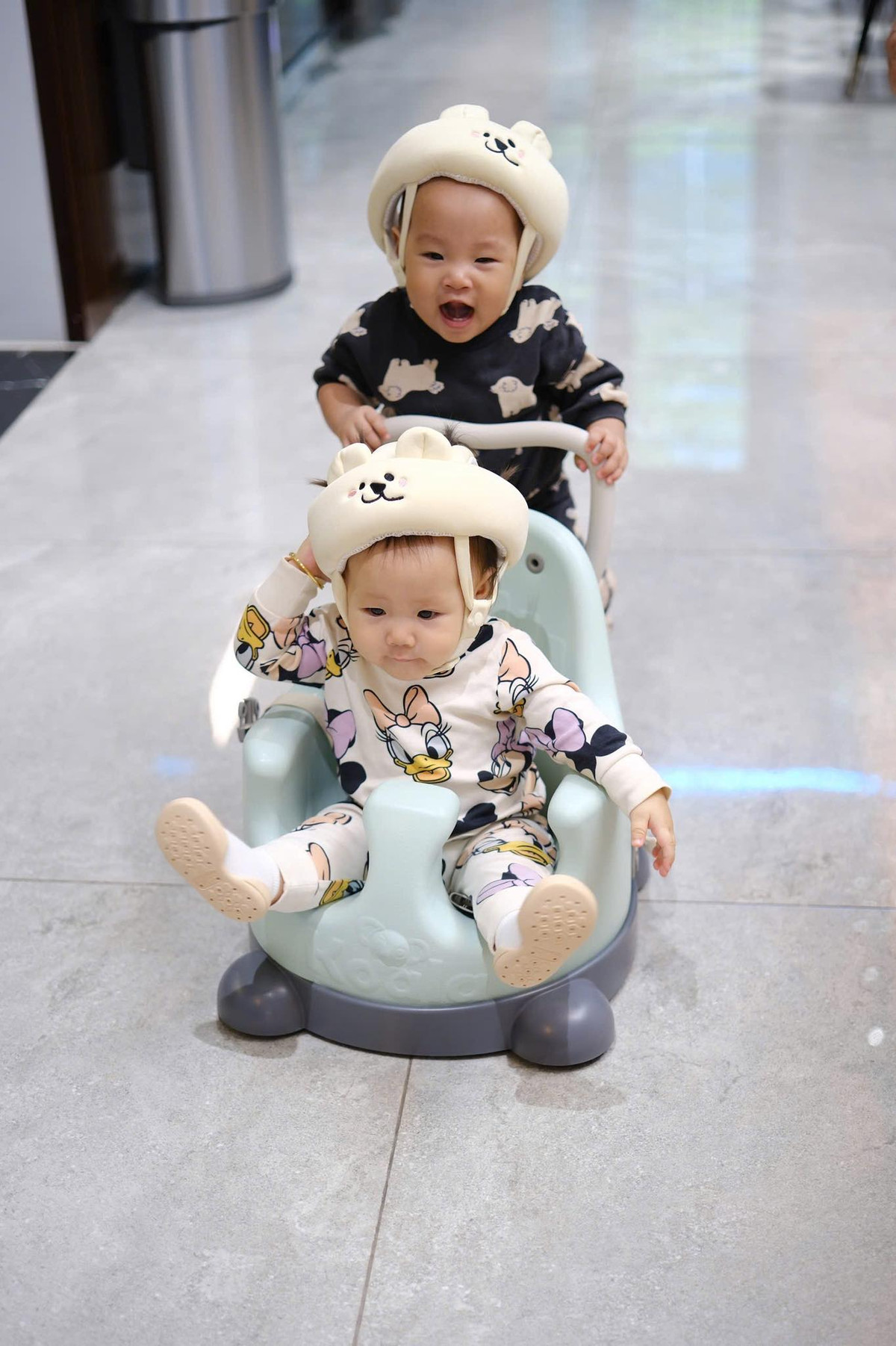 Diễn viên Phương Oanh đăng ảnh hai con sinh đôi với chú thích: "Làm anh thật khó nhưng mà thật vui. Thanh niên chưa tròn tuổi đã biết bao bọc yêu chiều em". Ảnh: FB Đỗ Phương Oanh