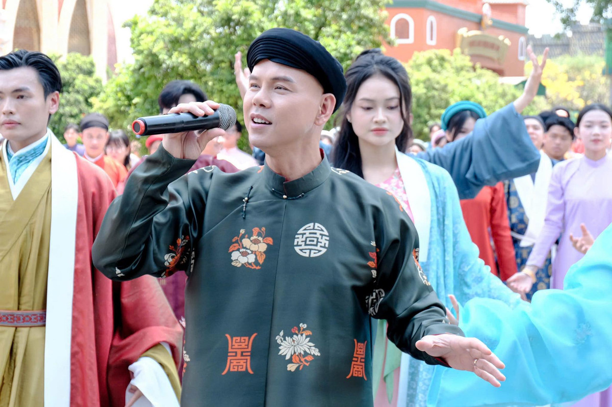 Ca sĩ Phan Đinh Tùng chia sẻ: "Ngoài việc được hát Một vòng Việt Nam, Tùng còn được hòa mình cùng 1000 bạn sinh viên mặc Việt phục nhảy flashmob nữa". Ảnh: FB PHAN ĐINH TÙNG