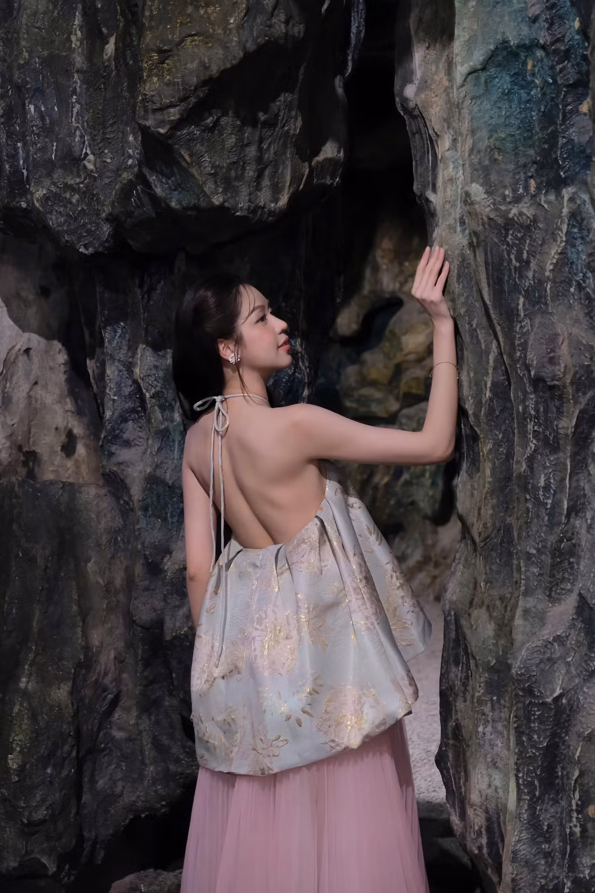 Cô không ngại diện những thiết kế cắt xẻ, khoe trọn đường cong quyến rũ hay tấm lưng trần gợi cảm. Ảnh: FB Huỳnh Thị Thanh Thủy