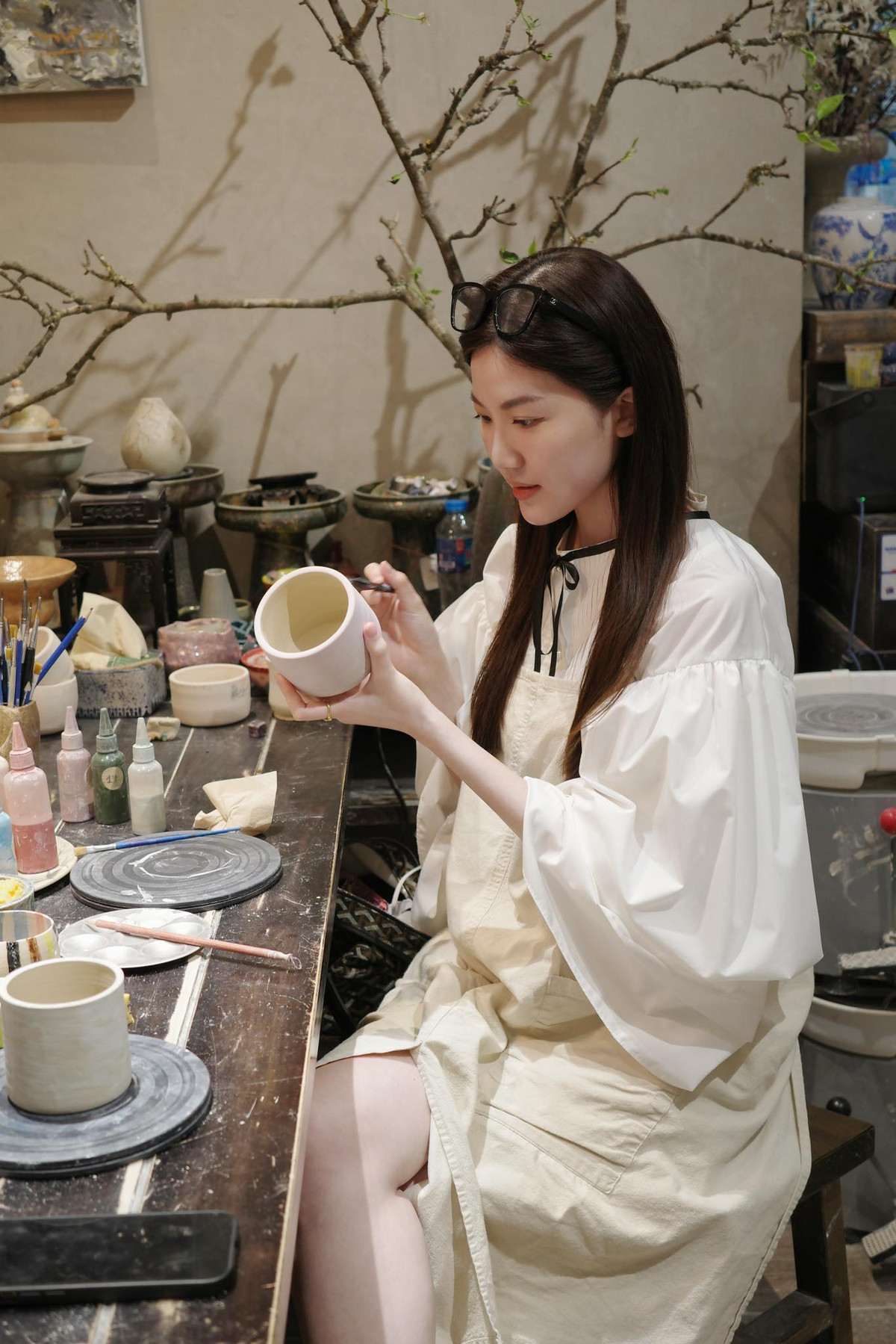 Diễn viên Lương Thanh xinh đẹp đi nặn gốm. Ảnh: FB Lương Thanh