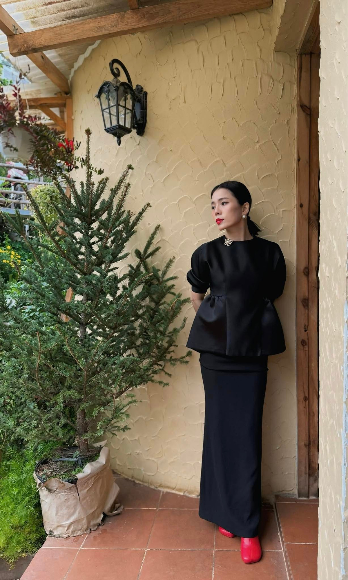 "Nhìn vào mình, chắc ai cũng khẳng định mình hướng ngoại...Và bởi vậy, mình biết người hiểu mình không được bao nhiêu. Triệu người quen, có mấy người thân", Lệ Quyên suy tư. Ảnh: FB Lệ Quyên