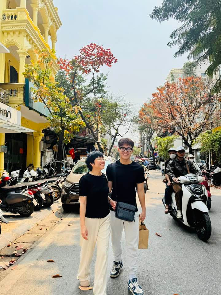 MC Thảo Vân khoe được con trai đưa ra phố dạo chơi vì thấy mẹ buồn sau vụ mất trộm 10 chiếc đồng hồ. Ảnh: FB Thảo Vân