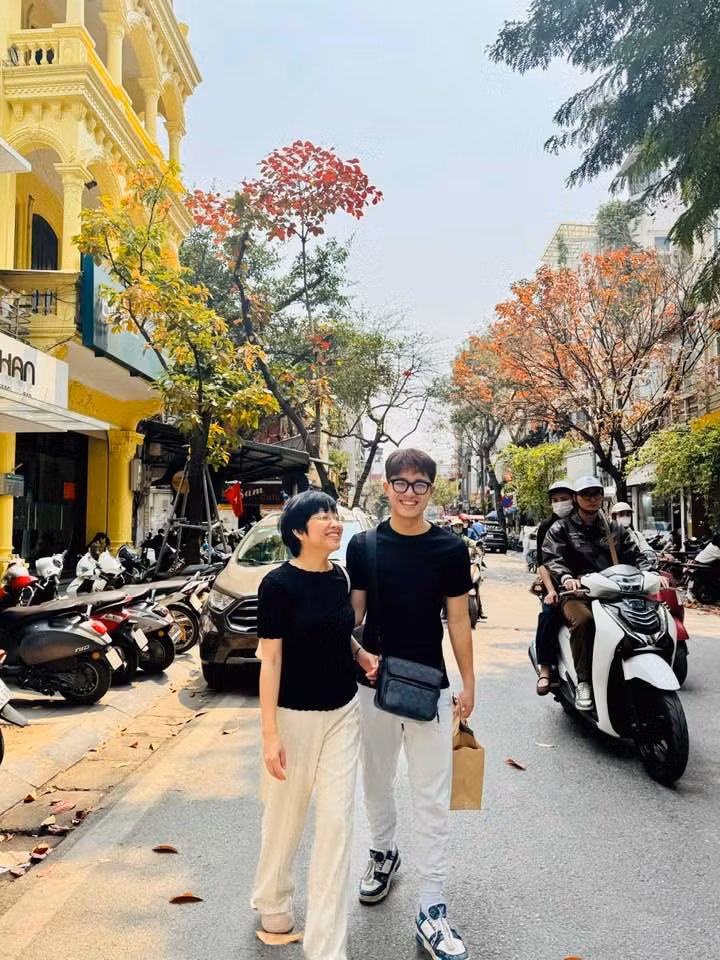 MC Thảo Vân khoe được con trai đưa ra phố dạo chơi vì thấy mẹ buồn sau vụ mất trộm 10 chiếc đồng hồ. Ảnh: FB Thảo Vân