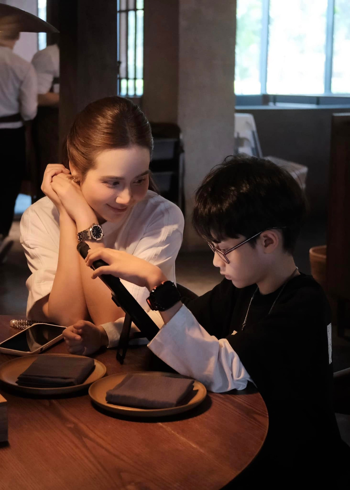 Diễn viên Huyền Lizzie hạnh phúc vì con trai 9 tuổi ngoan ngoãn, biết lo lắng cho mẹ. Ảnh: FB Phan Minh Huyền