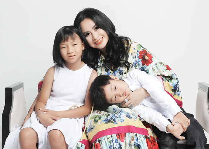 Thanh Lam và hai cháu ngoại, con của con gái lớn Hồng Vân. (Ảnh: FB Thanh Lam)