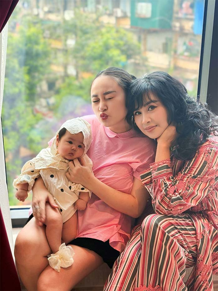 Cô bé nhận được rất nhiều lời khen của bạn bè và cư dân mạng vì vẻ đáng yêu. (Ảnh: FB Thanh Lam)