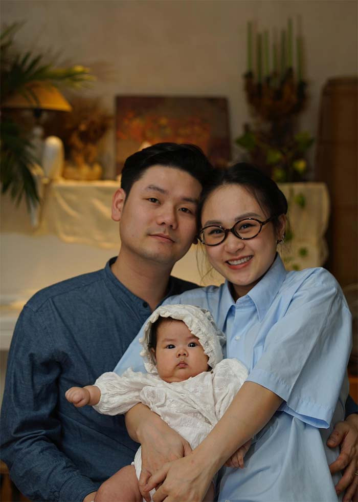 Cháu ngoại của ca sĩ Thanh Lam đã được 4 tháng tuổi. Cô bé được khen là giống mẹ và bà ngoại. (Ảnh: FB Thiện Thanh)