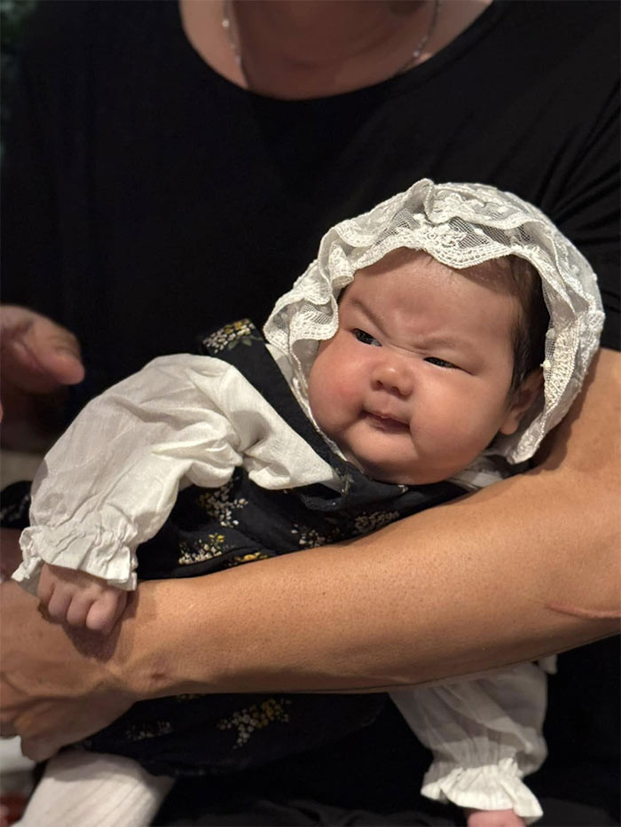 Biểu cảm đáng yêu của cháu ngoại ca sĩ Thanh Lam. (Ảnh: FB Thiện Thanh)