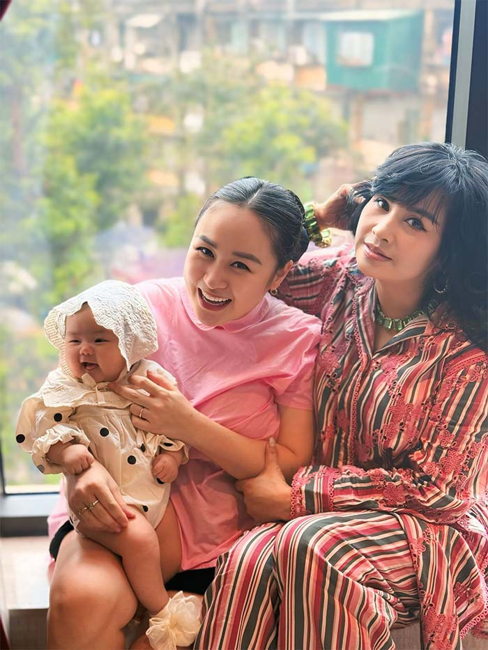 Không chỉ cháu gái mà cả Thanh Lam và con gái cũng được mọi người khen xinh. (Ảnh: FB Thanh Lam)