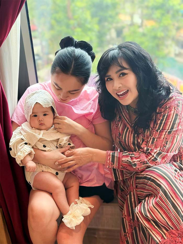 Trên trang cá nhân ca sĩ Thanh Lam vừa khoe loạt ảnh chụp cùng cháu ngoại và con gái Thiện Thanh.