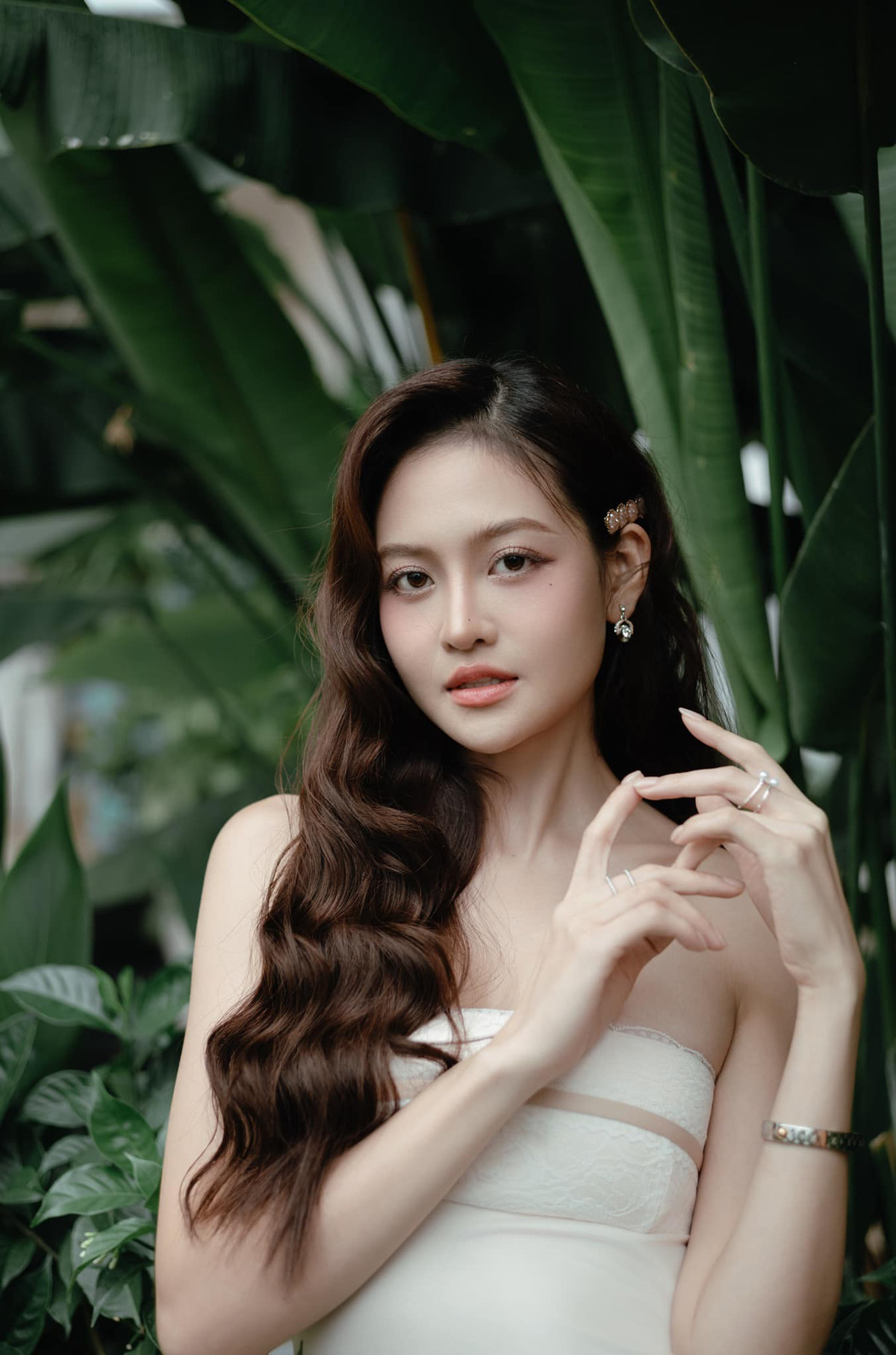 Bên cạnh đó, việc Thuỳ Anh kết hợp cùng những phụ kiện như vòng cổ bản nhỏ, hoa tai thanh lịch càng làm tăng thêm sự tinh tế cho tổng thể. Ảnh: FB Thuỳ Anh