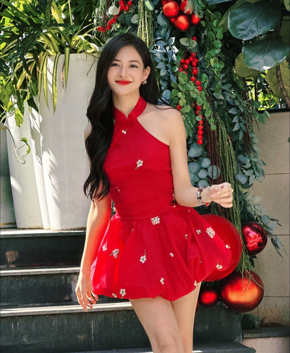 Những hình ảnh Thuỳ Anh mặc gợi cảm, khoe xương quai xanh luôn nhận về nhiều tương tác trên mạng xã hội. Ảnh: FB Thuỳ Anh