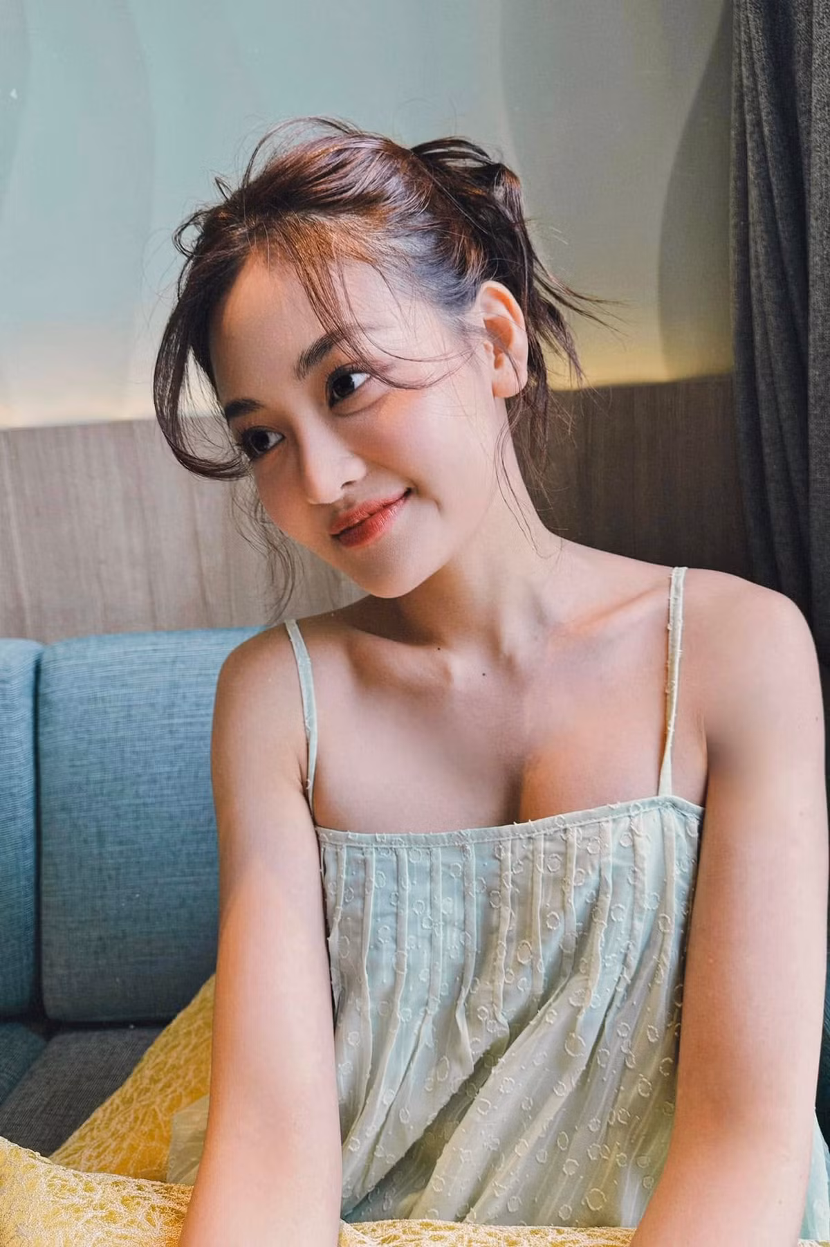 Những chiếc áo sơ mi trắng đơn giản, kết hợp cùng quần jeans và giày sneaker, nhưng vẫn không quên điểm nhấn là chiếc áo hai dây thanh mảnh để khoe xương quai xanh. Ảnh: FB Thuỳ Anh