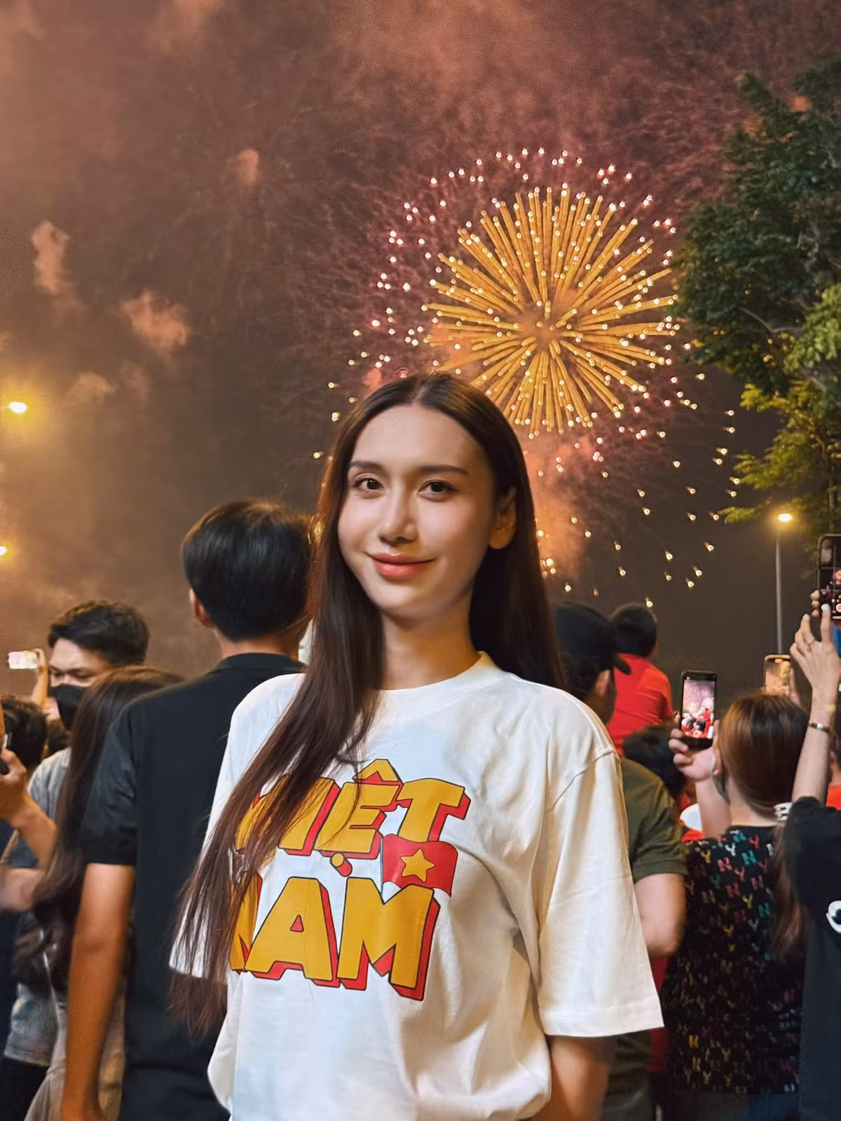 Nữ ca sĩ Lynk Lee (Tô Ngọc Bảo Linh) diện áo in chữ "Việt Nam", chụp ảnh dưới pháo hoa rợp trời. Ảnh: FB Tô Ngọc Bảo Linh