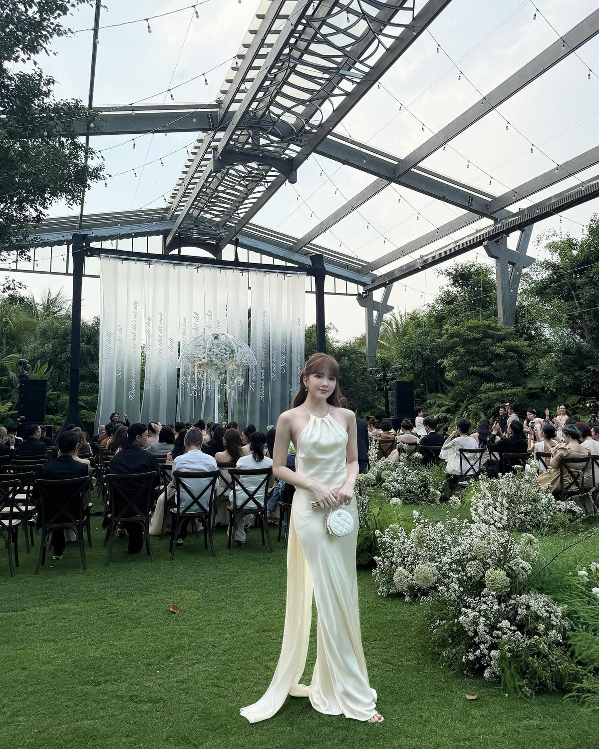 Ca sĩ Thiều Bảo Trầm diện váy trắng dài thướt tha đi ăn cưới ca sĩ Vũ Cát Tường. Ảnh: FB Thiều Bảo Trâm