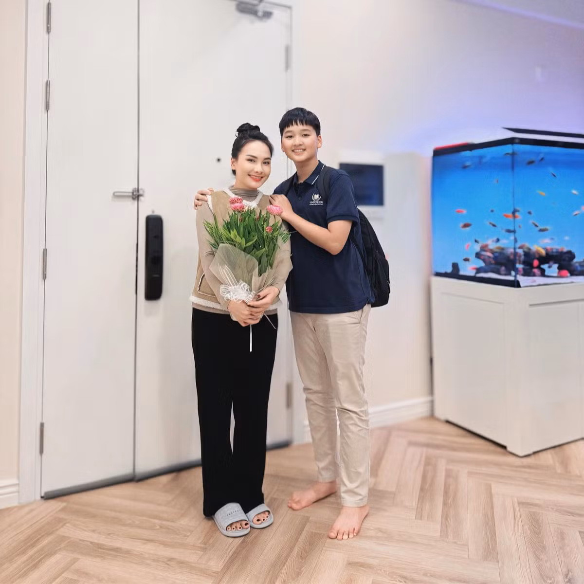 Bảo Thanh tự hào khoe cậu con trai mới 13 tuổi nhưng đã cao gần 1m7. Ảnh: FB Bảo Thanh