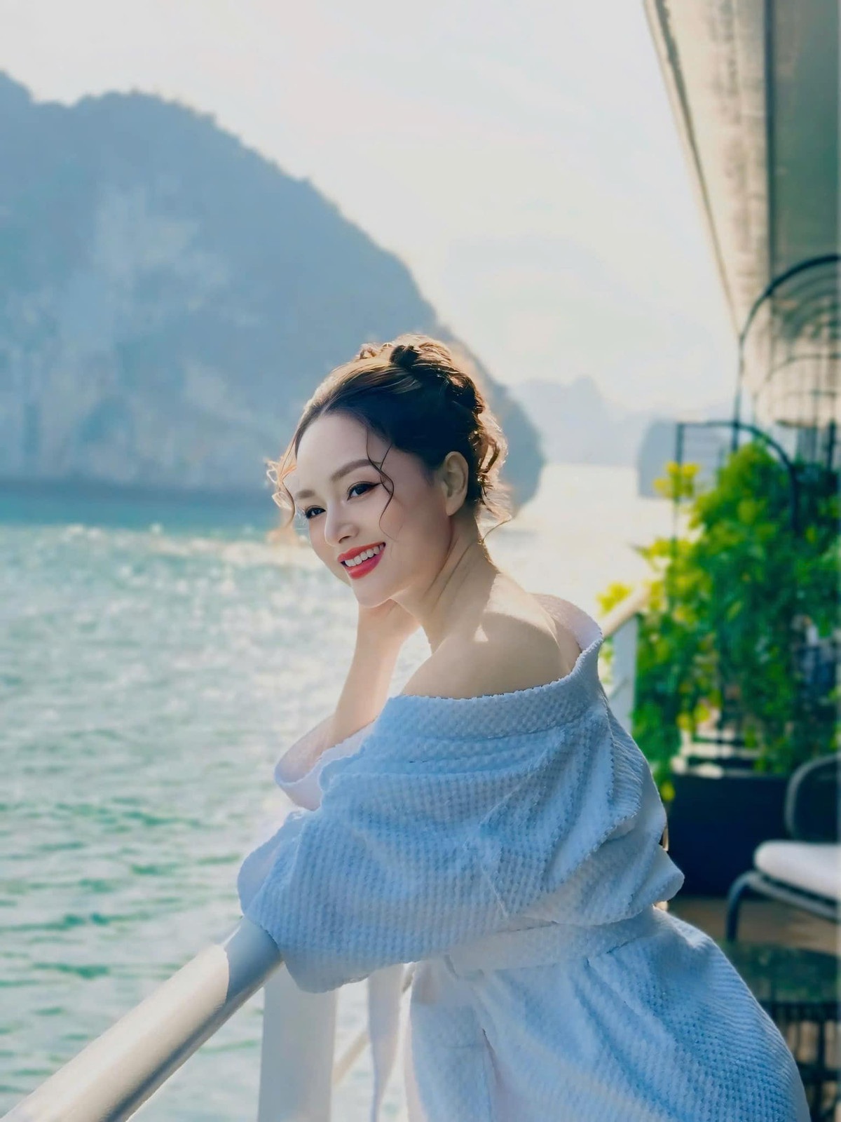 Diễn viên Lan Phương check in trên du thuyền với outfit áo choàng tắm. Ảnh: FB Lan Phuong Nguyen
