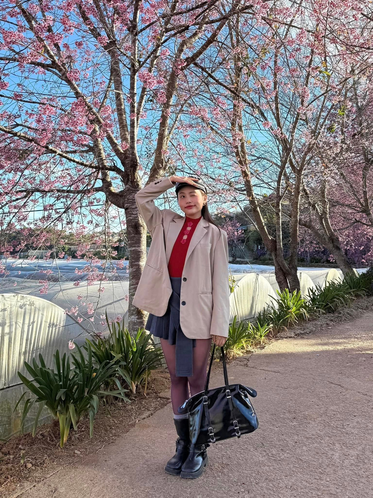 "Không cần chụp với cây đào đẹp nhất, chỉ cần tìm cây đào phù hợp với mình nhất thôi, tự khắc sẽ được toả sáng", ca sĩ Phương Mỹ Chi viết. Ảnh: FB Phương Mỹ Chi