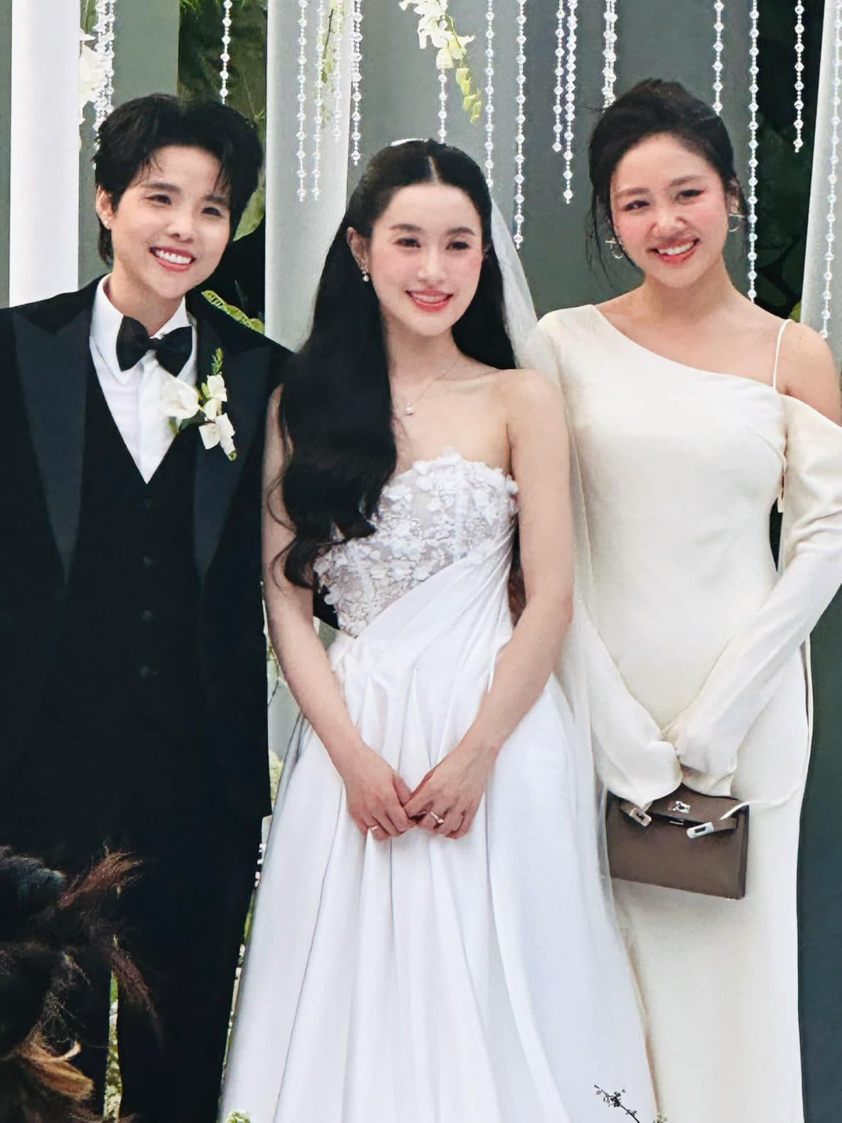 Ca sĩ Văn Mai Hương khoe ảnh dự lễ cưới ca sĩ Vũ Cát Tường. Ảnh: FB Văn Mai Hương