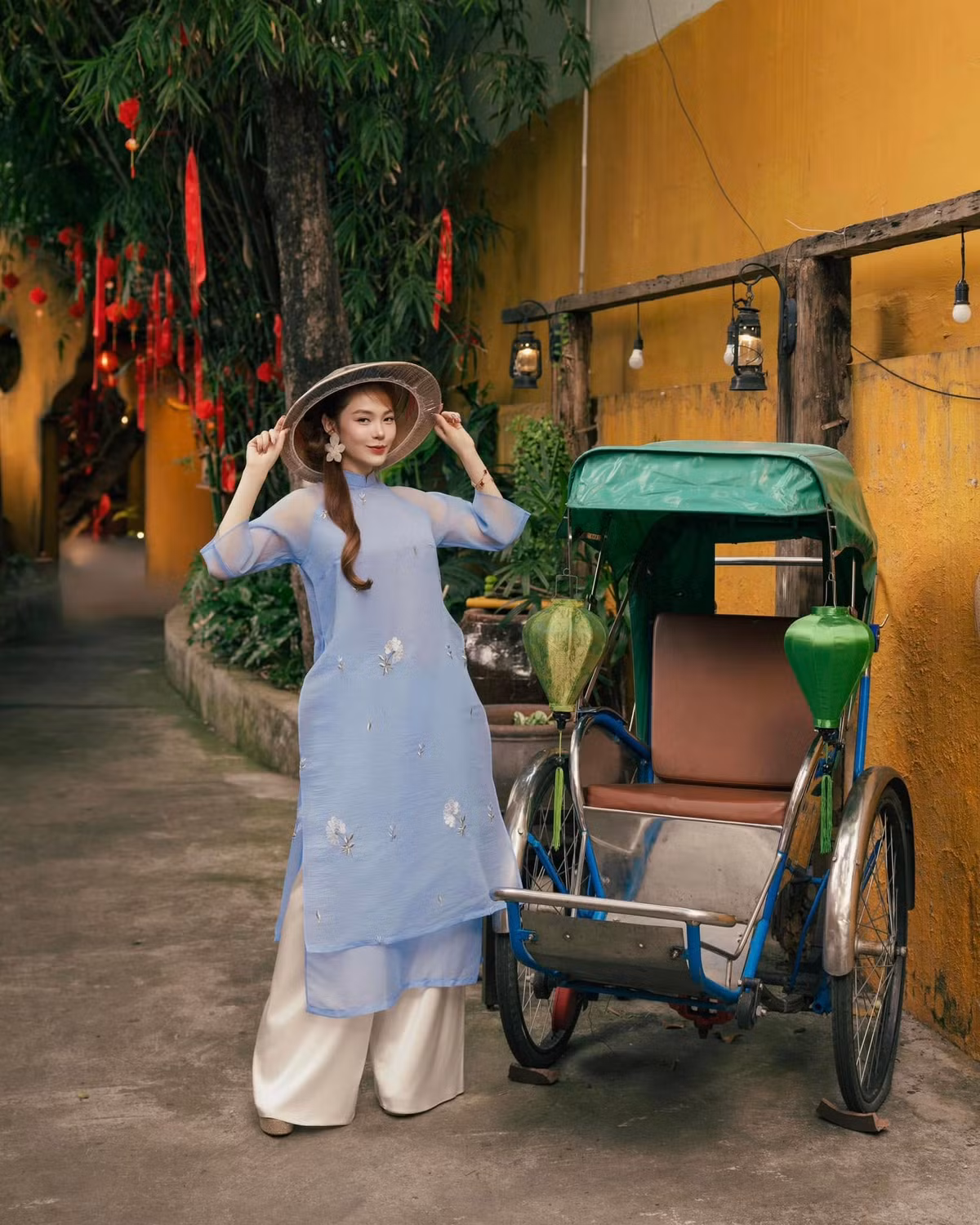 Ca sĩ Minh Hằng khoe ảnh áo dài đầu năm mới. Ảnh: FB Minh Hằng