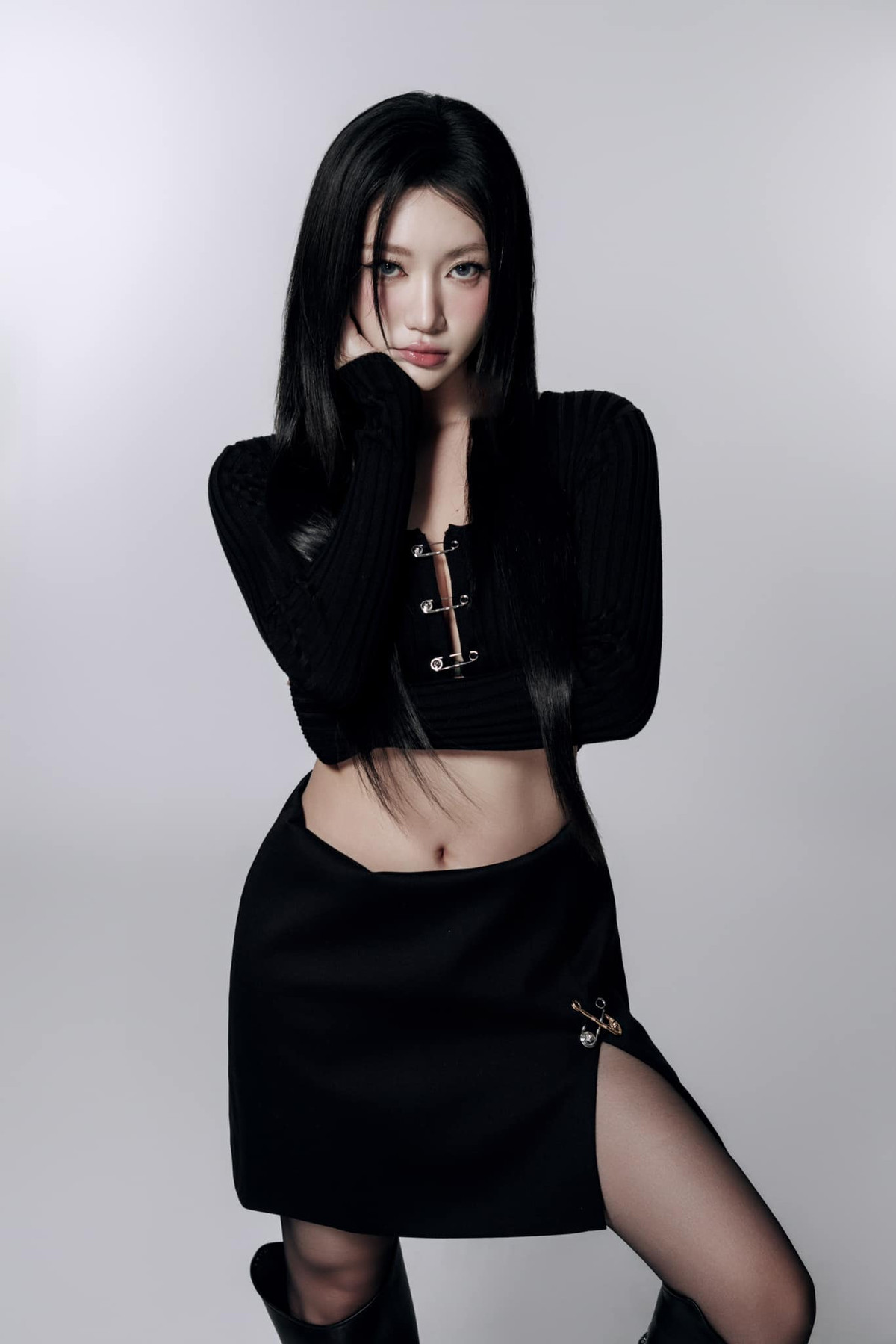 Ca sĩ Orange quyến rũ với "cây" đồ hiệu. Ảnh: FB Orange Singer