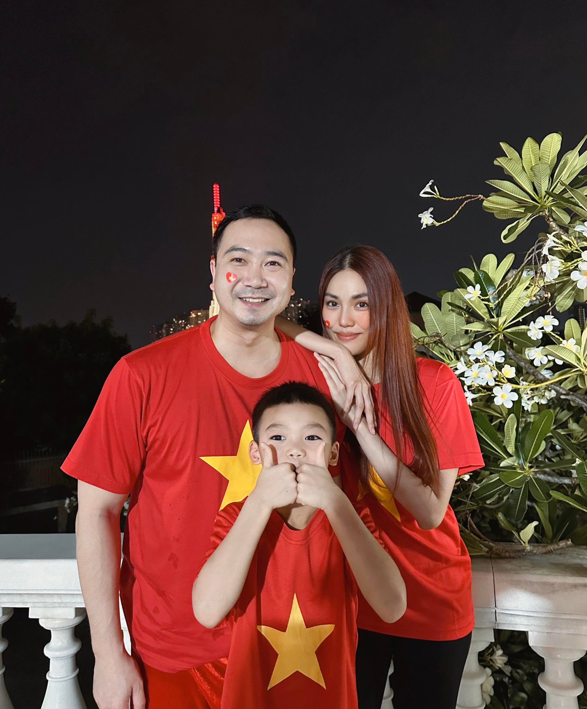 Gia đình Lan Khuê cùng diện áo đỏ sao vàng. Ảnh: FB Lan Khue