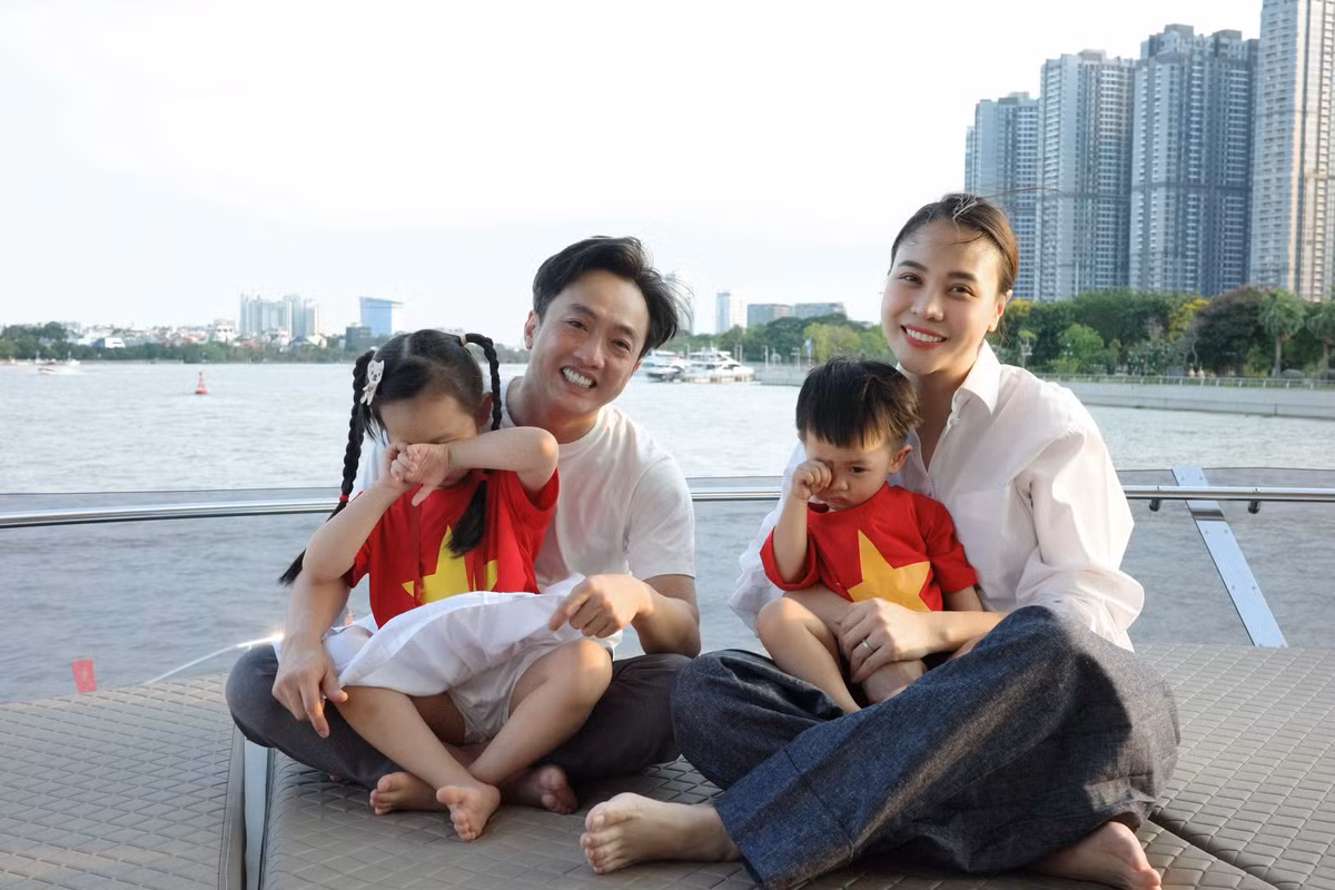 Cường Đô La - Đàm Thu Trang cùng 2 con ngồi du thuyền trên sông Sài Gòn. Ảnh: FB Đàm Thu Trang