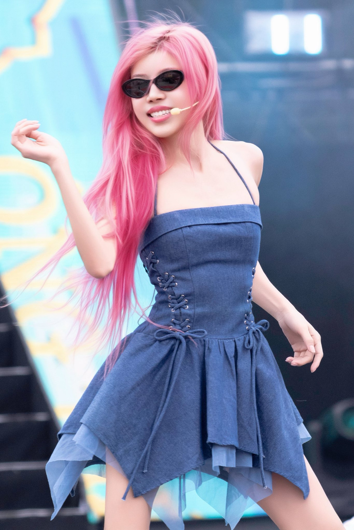 Trang Pháp tập luyện hết mình trên sân khấu cùng các thành viên của Lunas, họ vẫn tất bật chạy show trong kỳ nghỉ lễ. Ảnh: FB Trang Phap