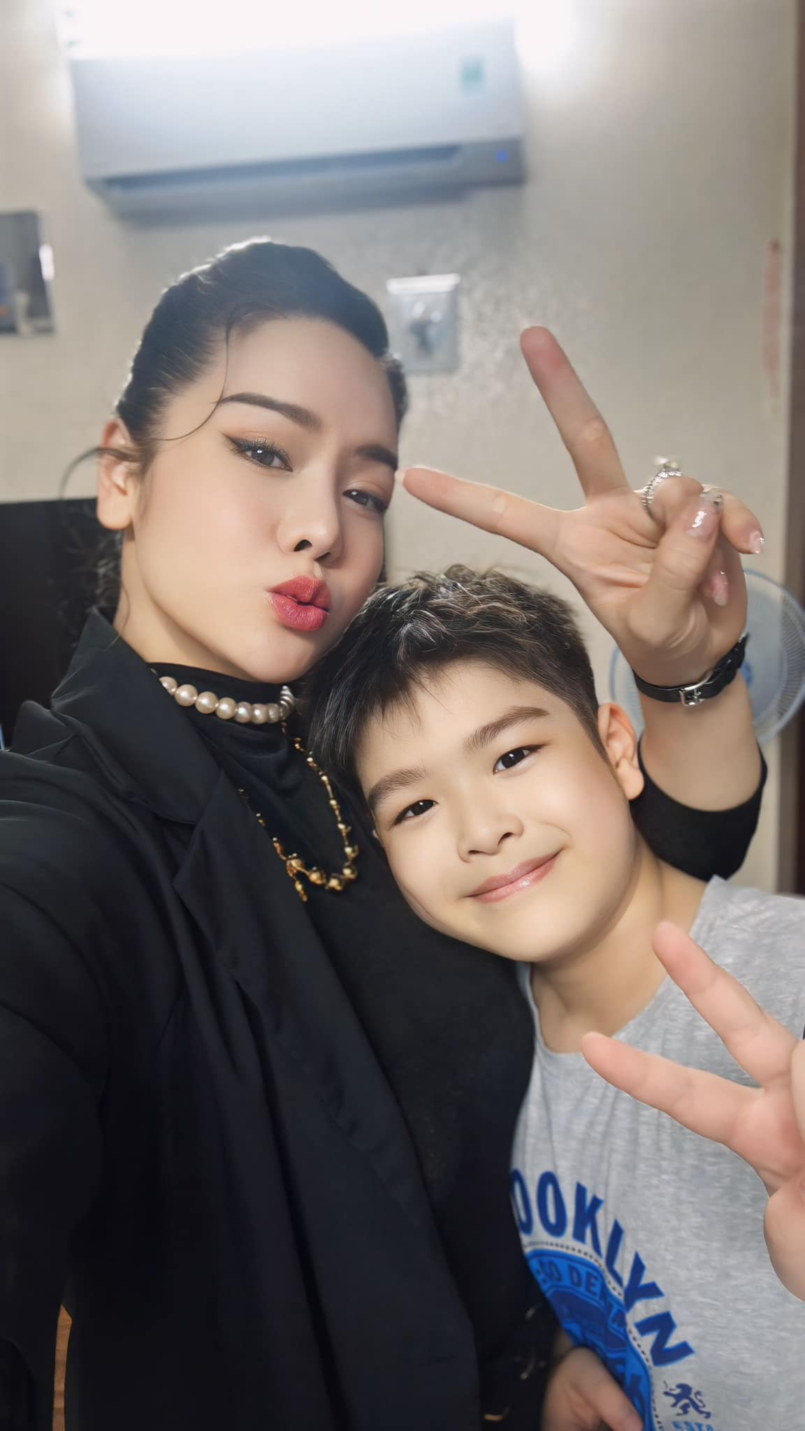  Tin tức sao Việt 2/5: Nhân dịp về miền Tây làm từ thiện, Nhật Kim Anh ghé Cần Thơ thăm con trai. Ảnh: FB Nhật Kim Anh