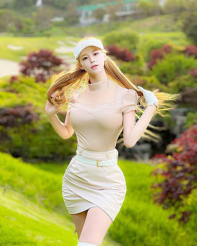 Dù lựa chọn trang phục nào, Seo Yoo A vẫn luôn biết cách làm nổi bật lợi thế vóc dáng và cá tính riêng của mình.