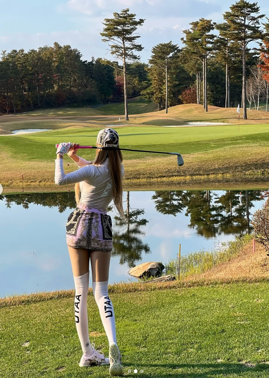 Phong cách thời trang của Seo Yoo A là sự kết hợp giữa nét năng động, khỏe khoắn của trang phục thể thao và vẻ gợi cảm, quyến rũ của những bộ cánh thời trang.